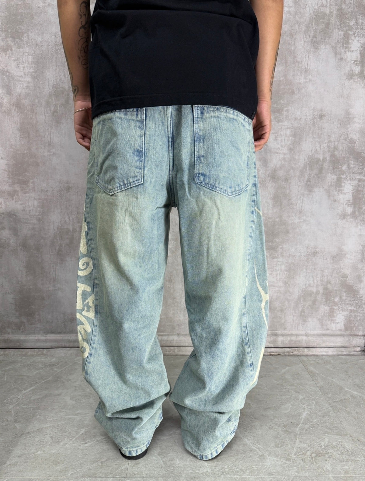 CALÇA JEANS BAGGY RECORTE COM ESTAMPA SILK