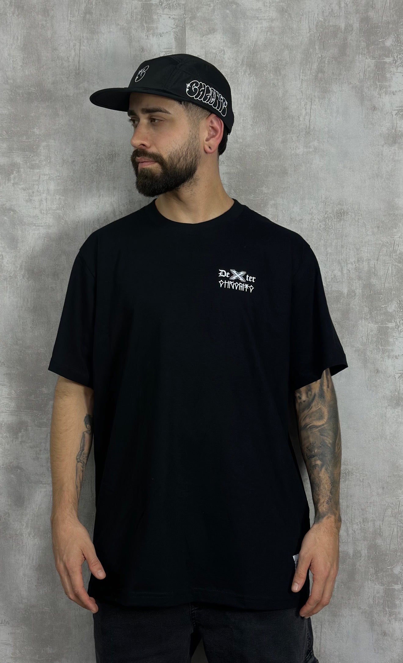 CAMISETA CHRONIC COLLAB DEXTER "VASO RUIM DE QUEBRAR"