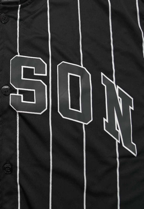 CAMISETA BASEBALL LOGO PRISON NY PRETA LISTRADA