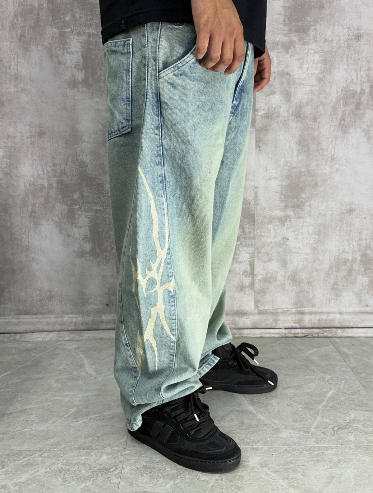 CALÇA JEANS BAGGY RECORTE COM ESTAMPA SILK