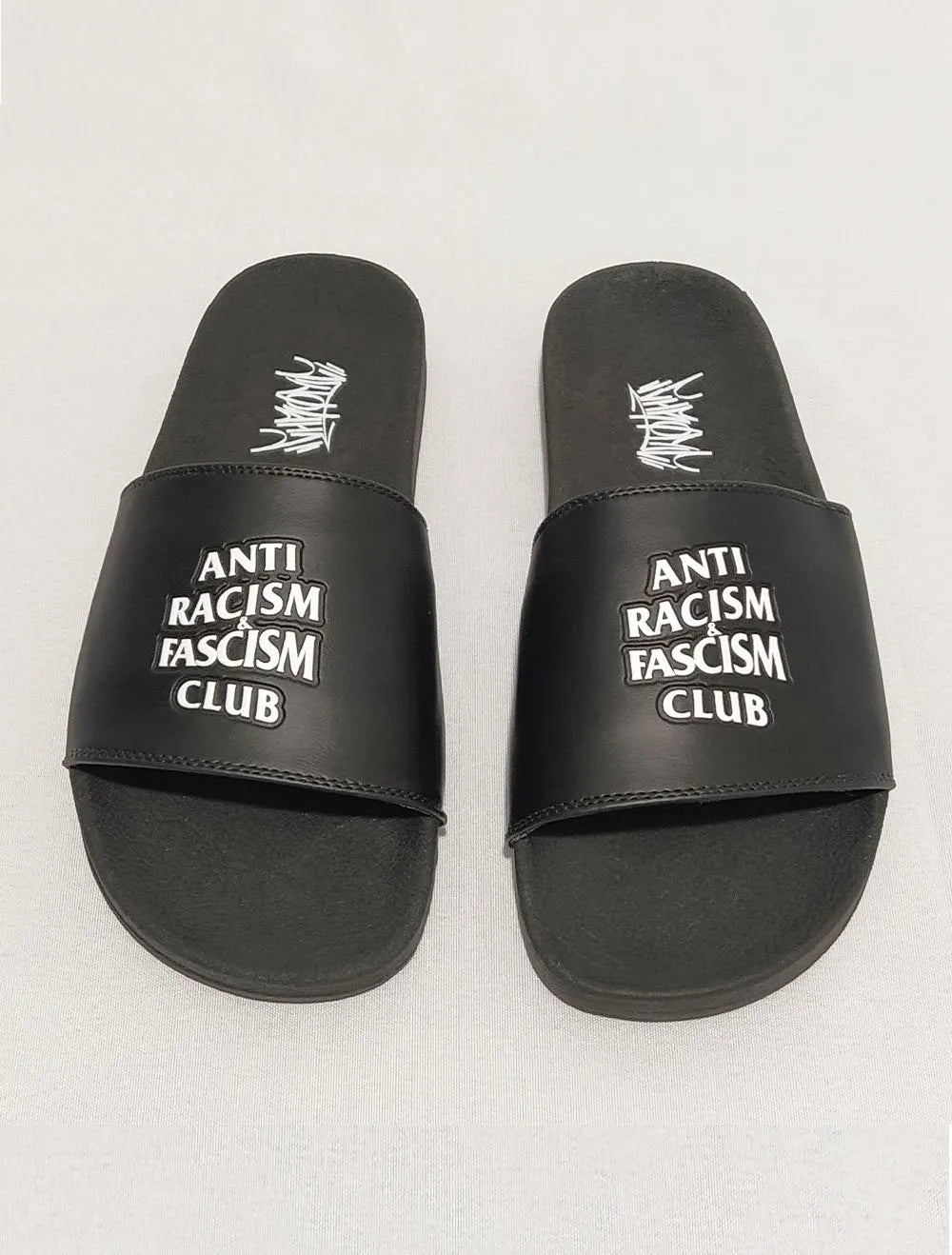 CHINELO SLIDE CHRONIC ANTI RACISM BLACK