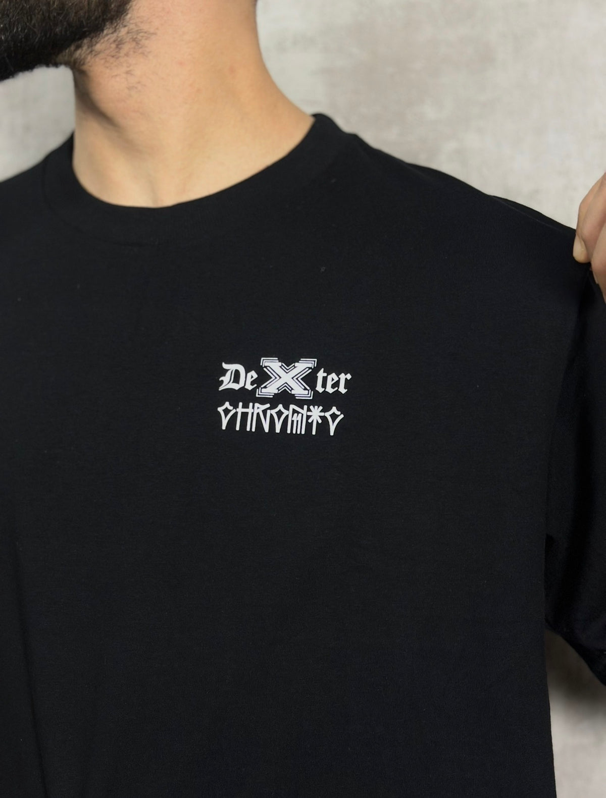 CAMISETA CHRONIC COLLAB DEXTER "VASO RUIM DE QUEBRAR"