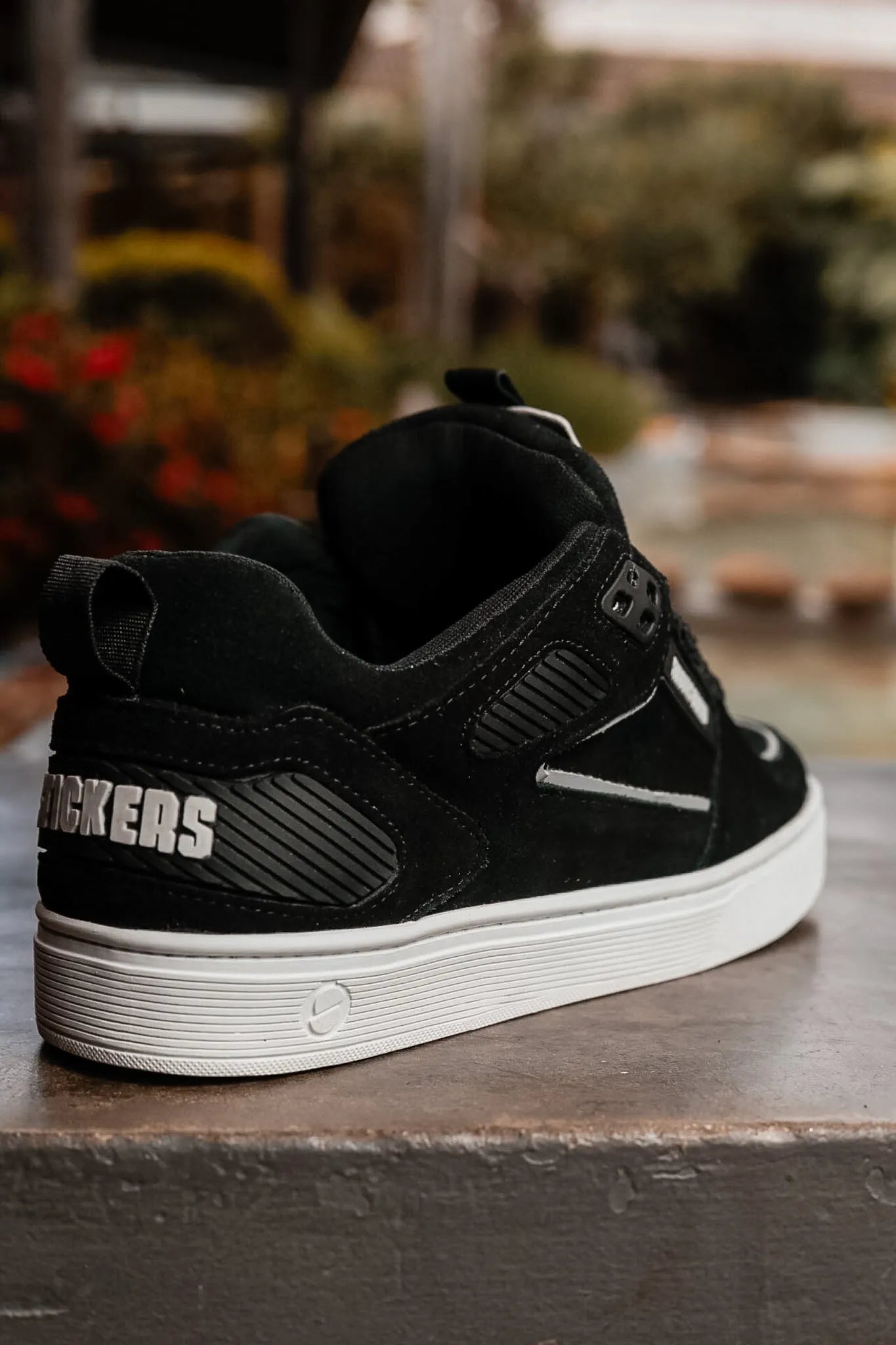 TENIS STICKERS CALI BLACK WHITE