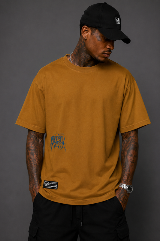 CAMISETA MANOS CAPS OVERSIZED ESSENTIAL LOGO LATERAL